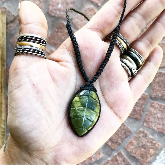 Sold macrame carved leaf serpentine necklace - Picture 4 of 8
